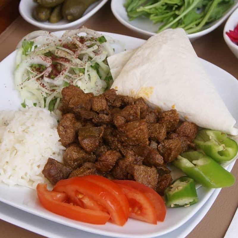 Ciğer kavurma, pilav ve lavaş
