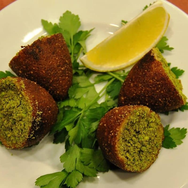 İçli köfte, limon ve maydanoz