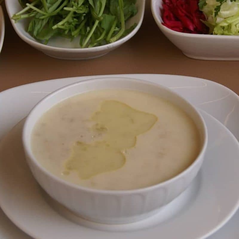 İşkembe çorbası servis, turşu ve salata ile