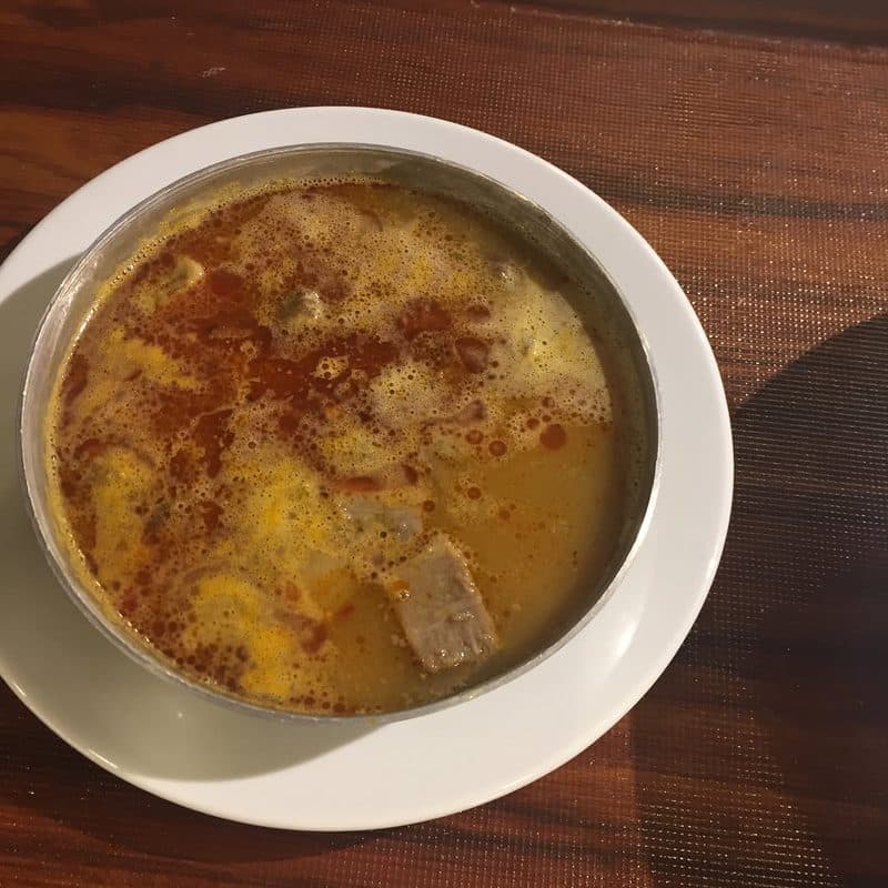İşkembe çorbası yakın çekim, acılı