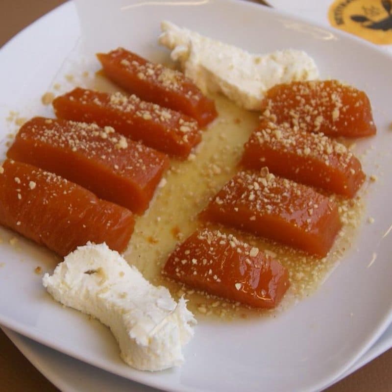 Kabak tatlısı, kaymak ile