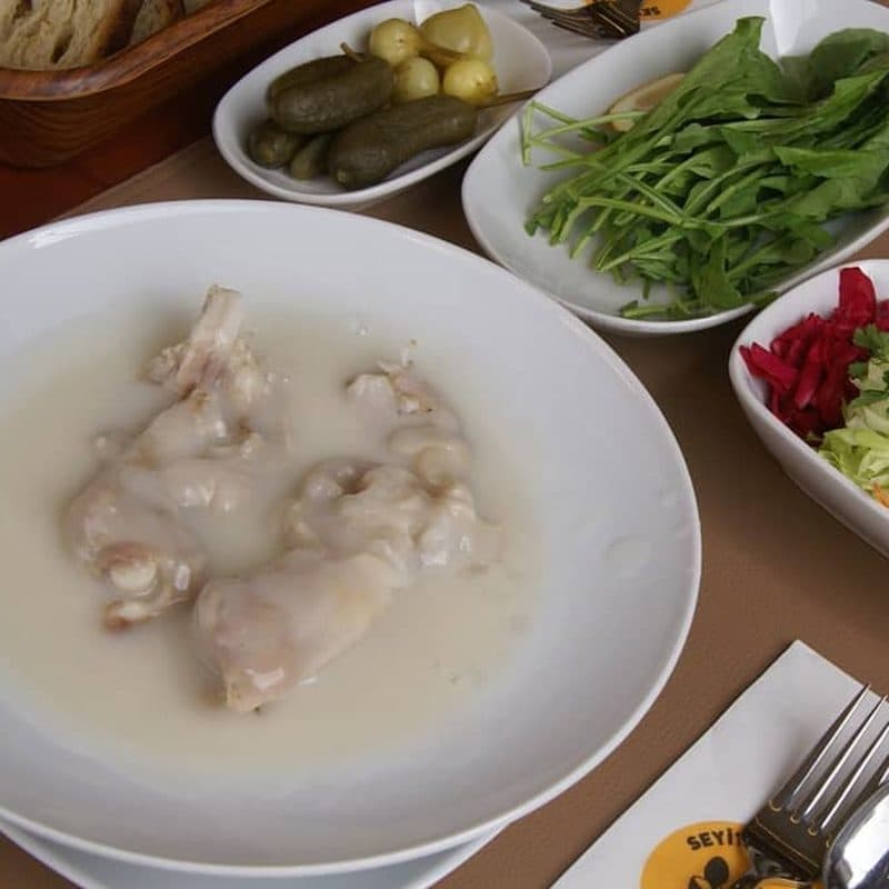 Kelle paça servis, turşu ve roka ile