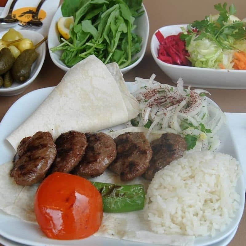 Köfte tabak, közde biber ve pilav