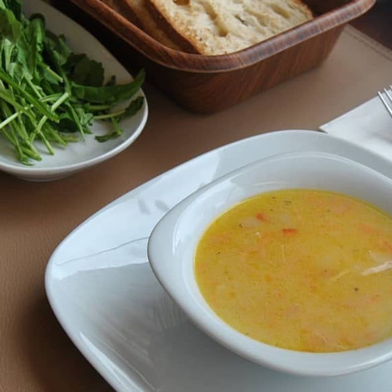 Mercimek çorbası servis