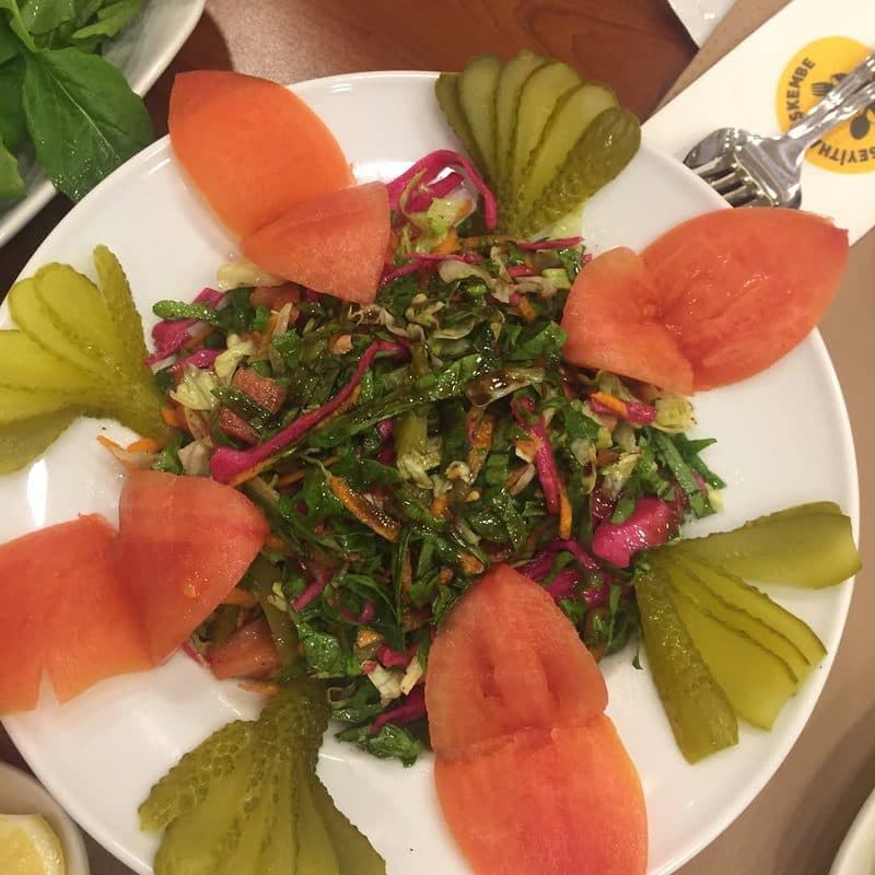 Mevsim salatası, domates ve turşu
