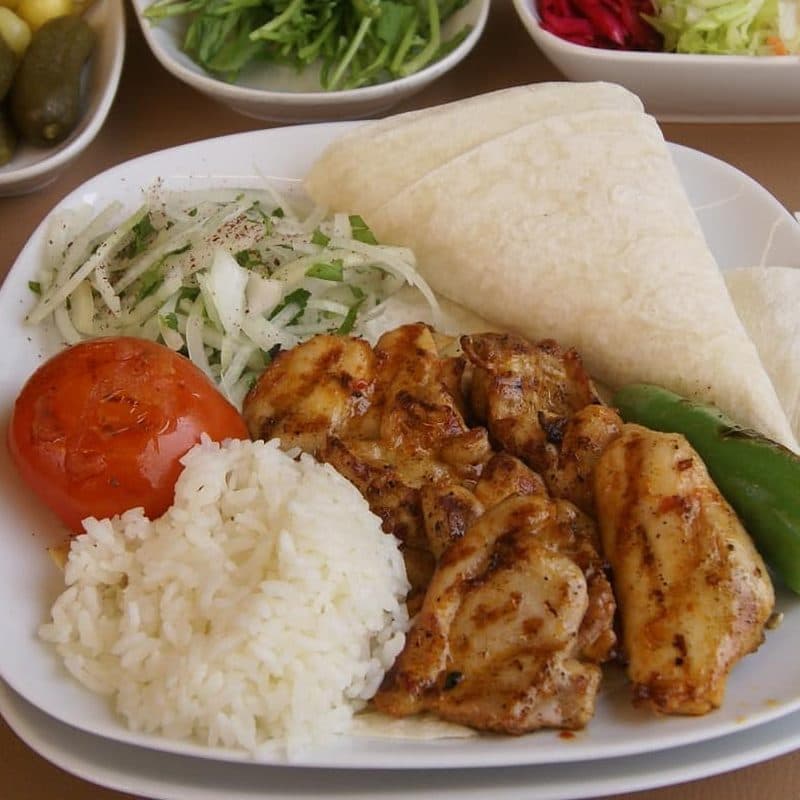 Tavuk pirzola, pilav ve közde sebze
