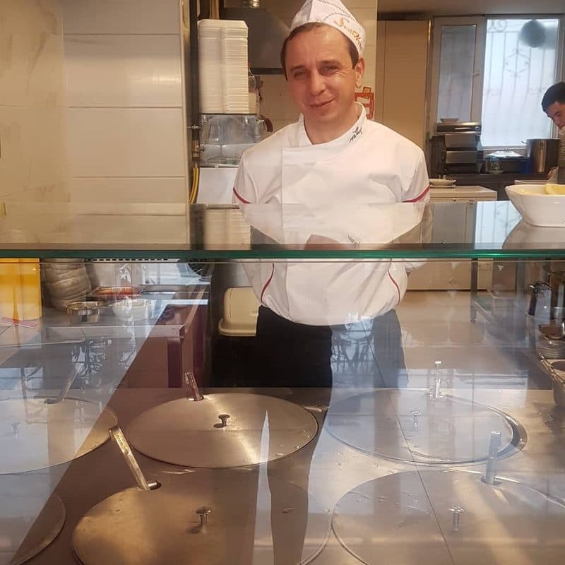 Seyithan İşkembe şef, mutfak tezgahı