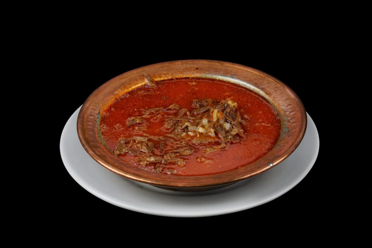 Beyran çorbası, bakır tas içinde
