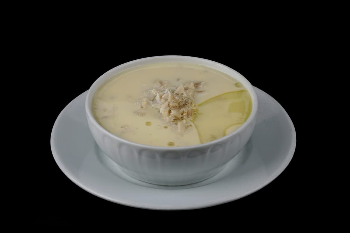 İşkembe çorbası, porselen kâsede servis
