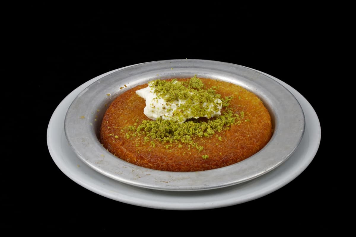 Künefe tatlısı, antep fıstıklı
