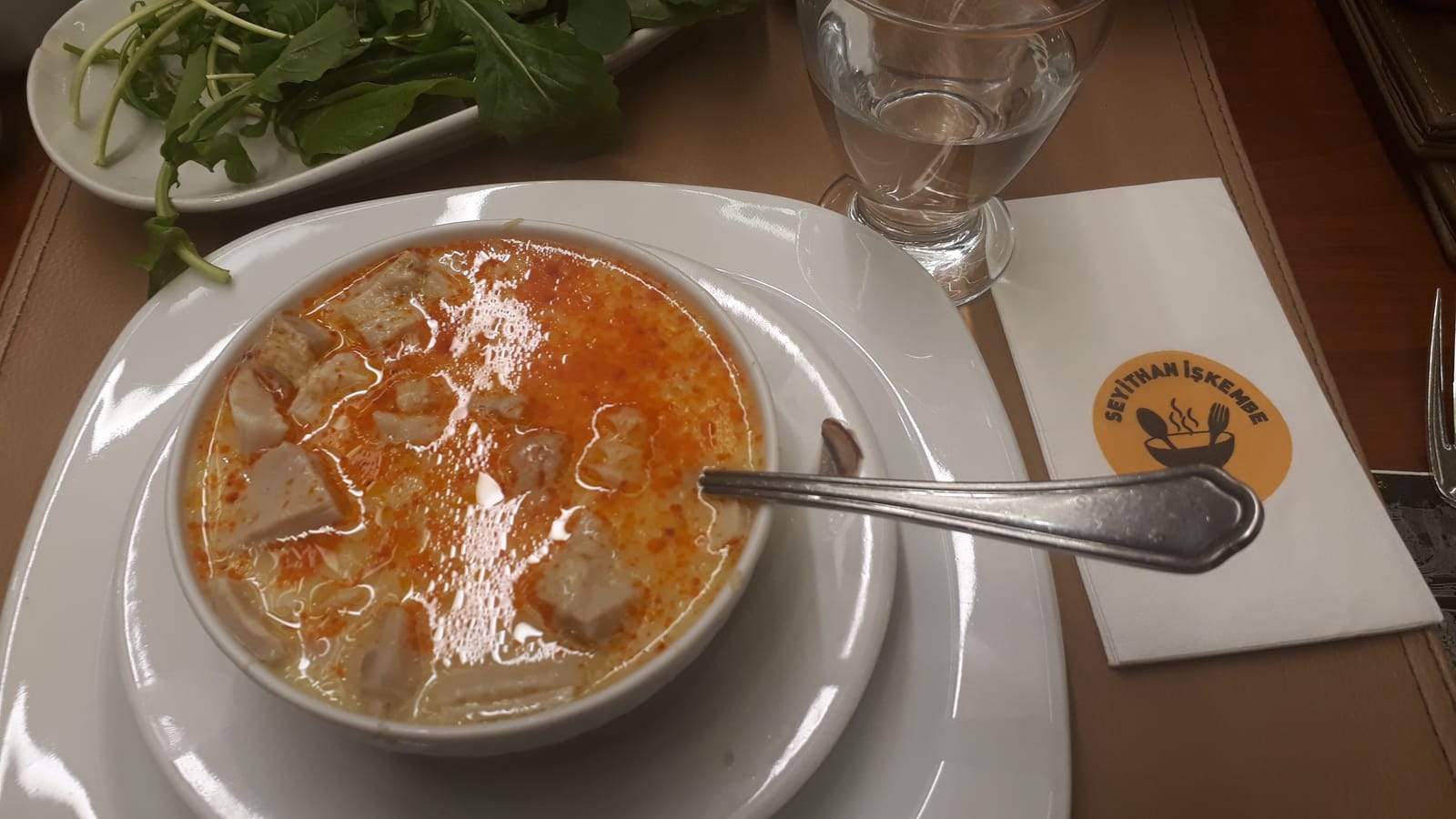 İşkembe çorbası servis