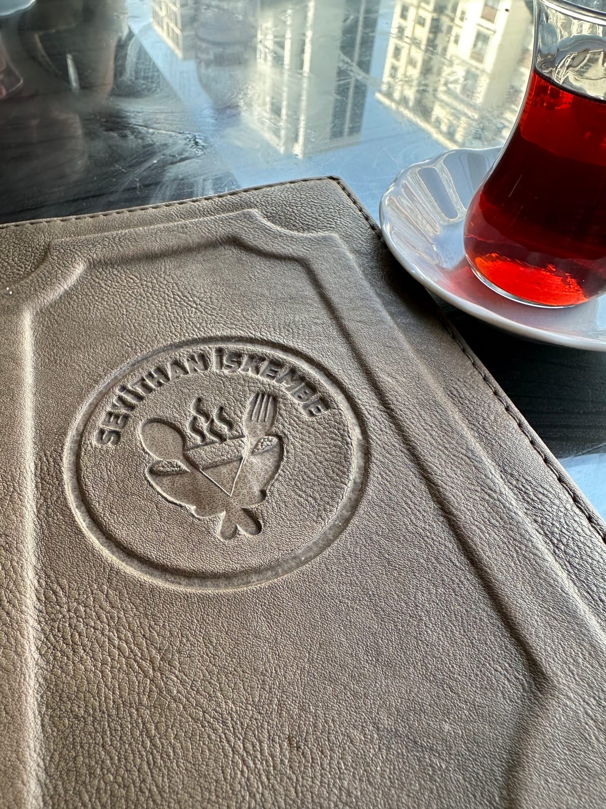 Menü kapağı ve çay servisi