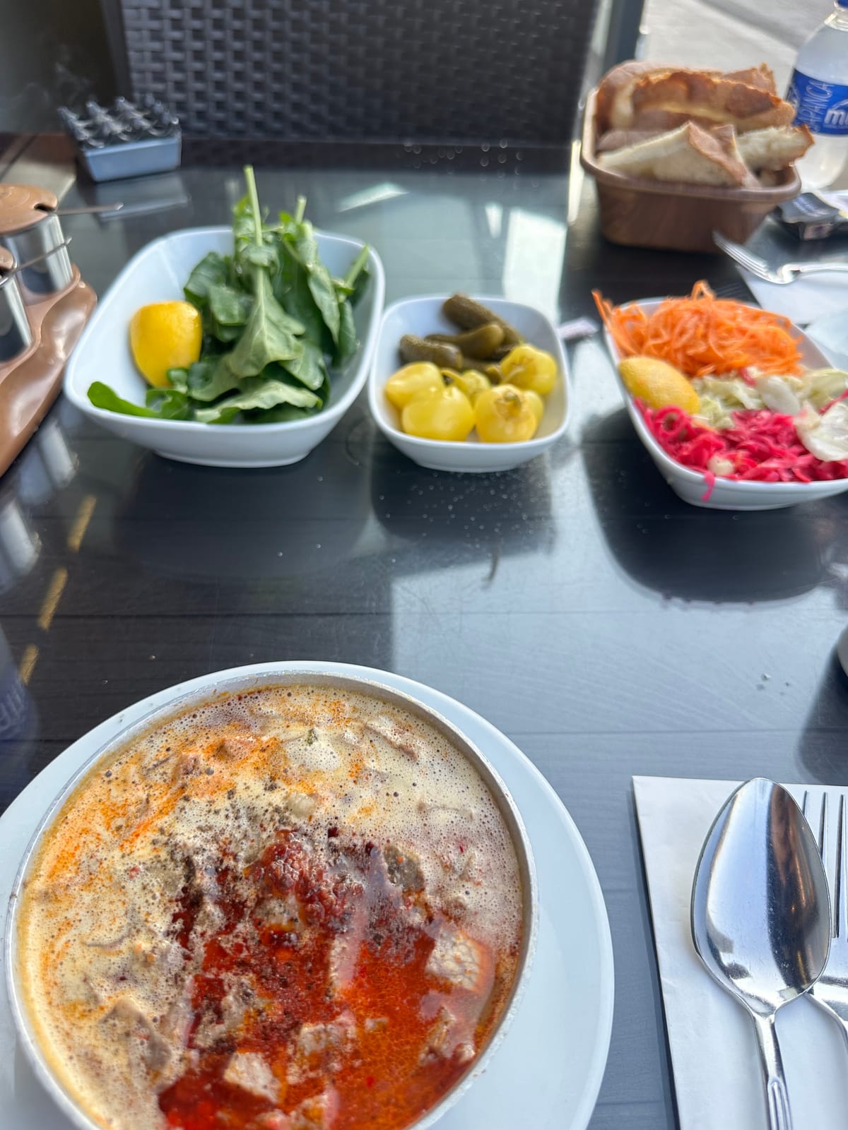 Bahçede çorba servisi