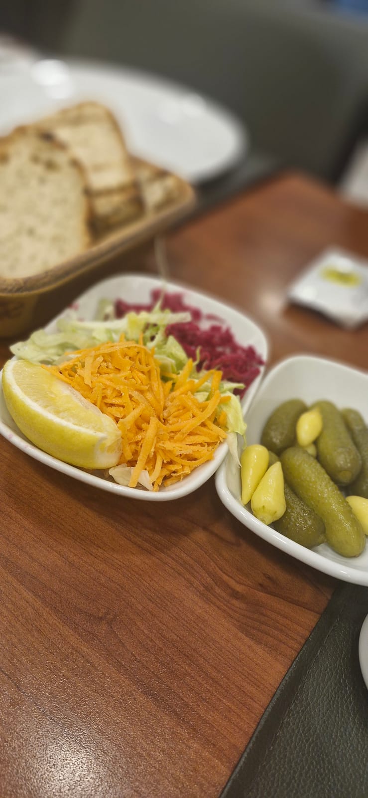 Salata ve turşu servisi