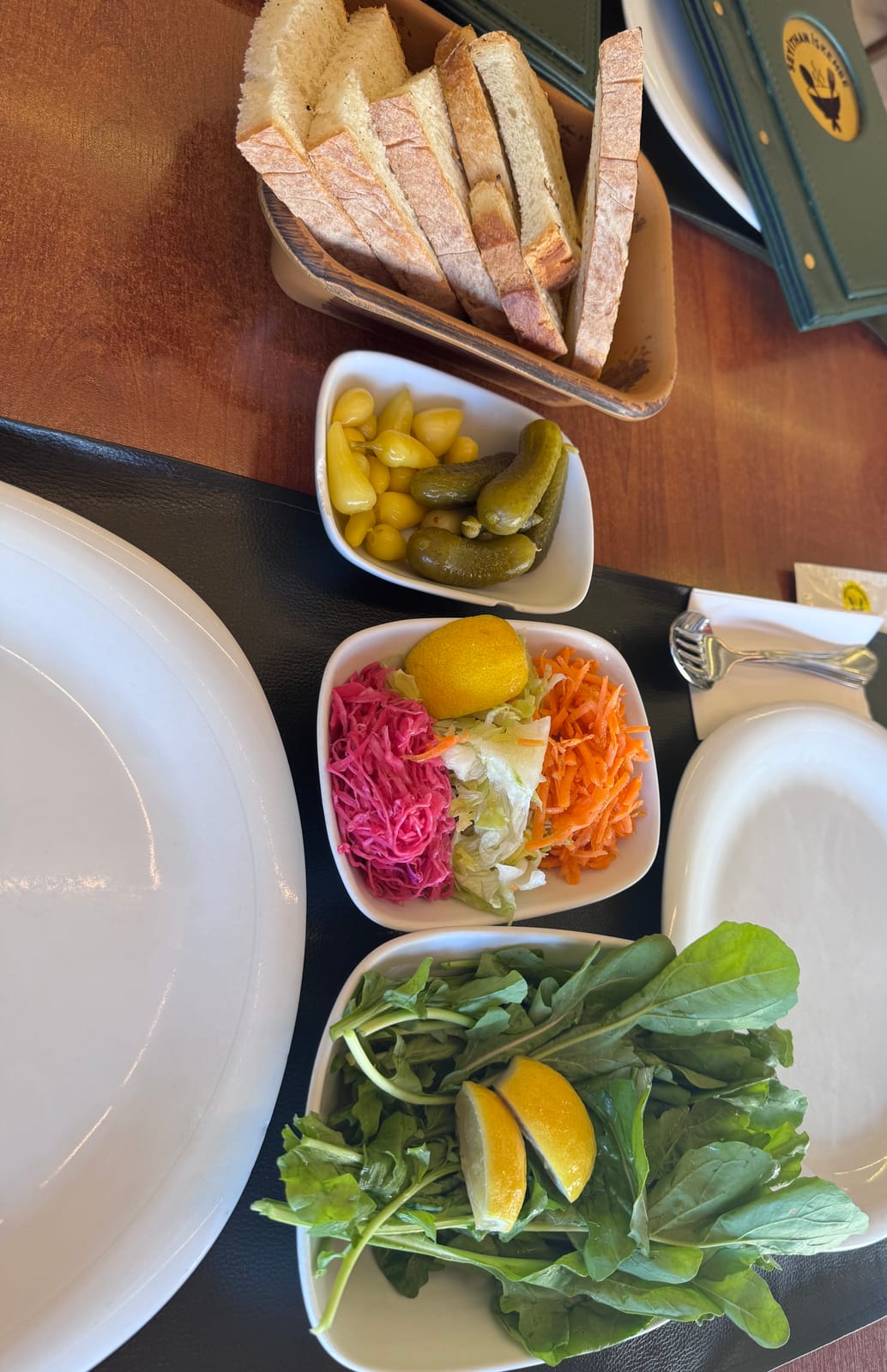 Ekmek, turşu ve salata servisi