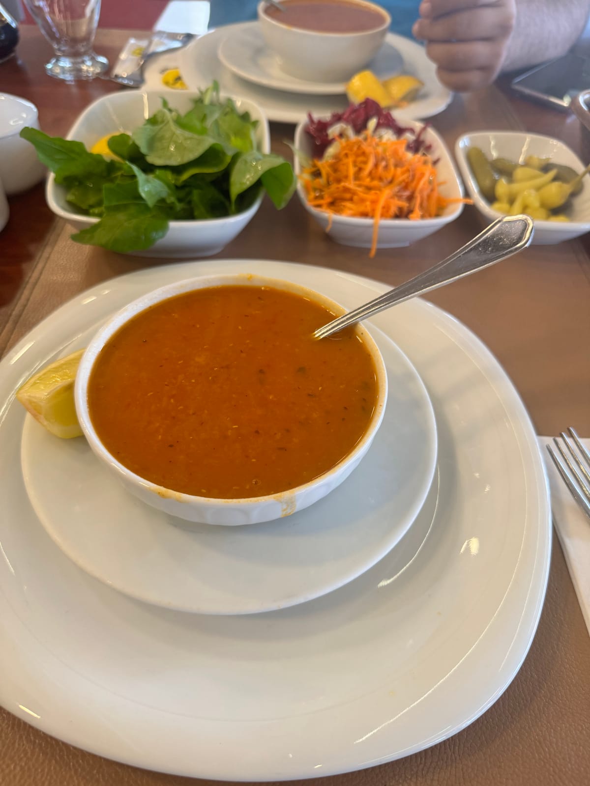 Mercimek çorbası servisi
