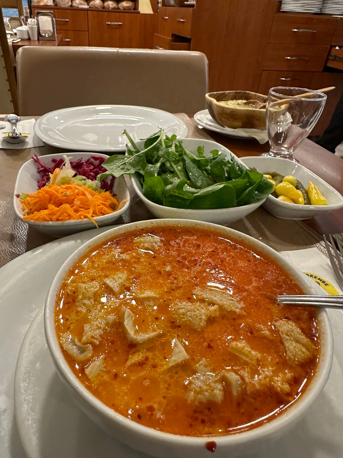 İşkembe çorbası ve garnitürler