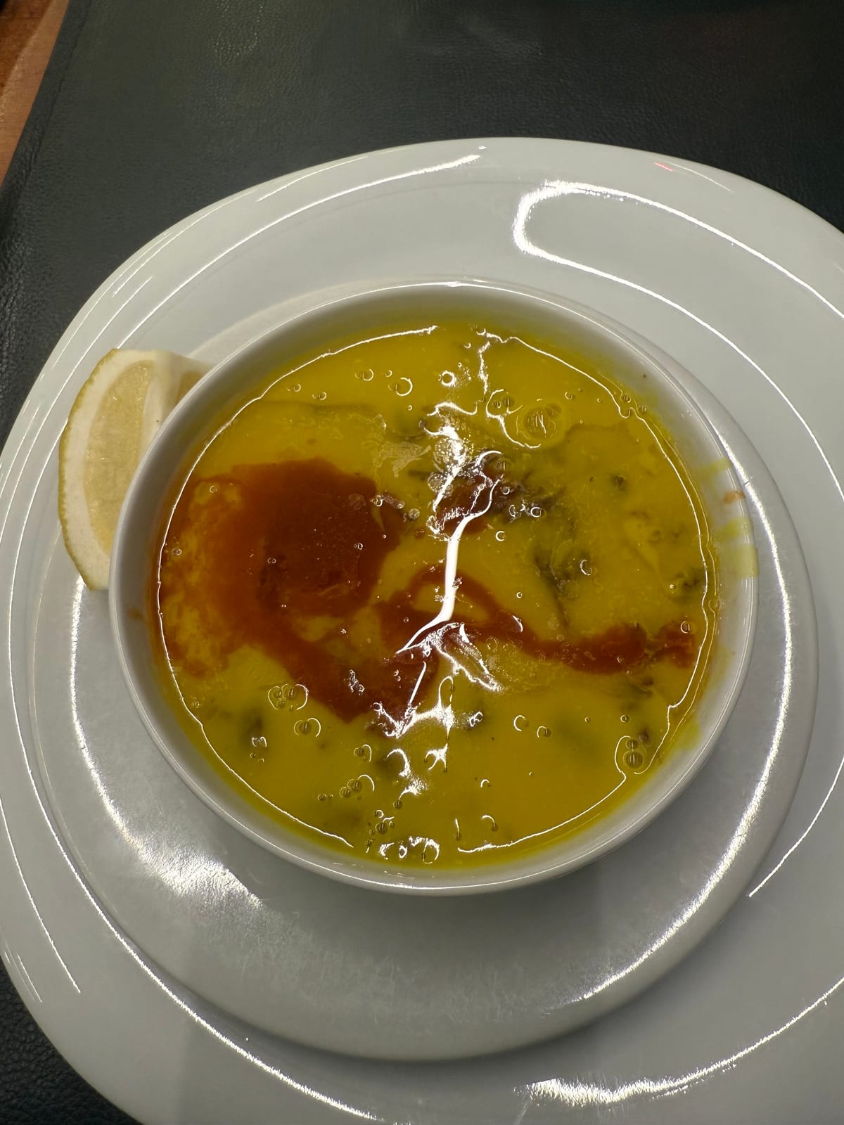 Mercimek çorbası servis