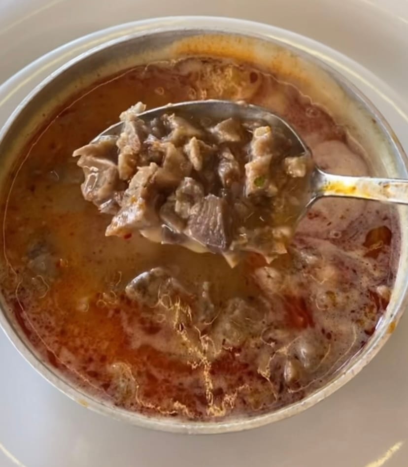 İşkembe çorbası kaşıkta