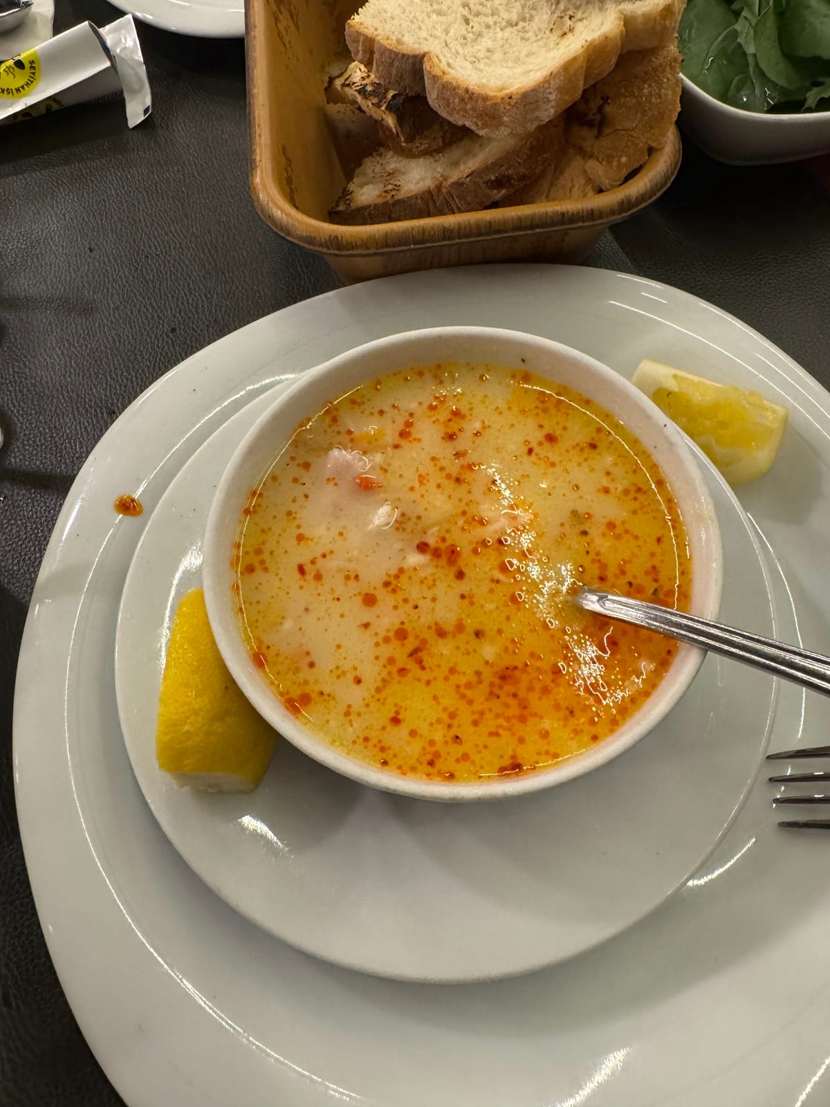 Tavuk çorbası ve limon